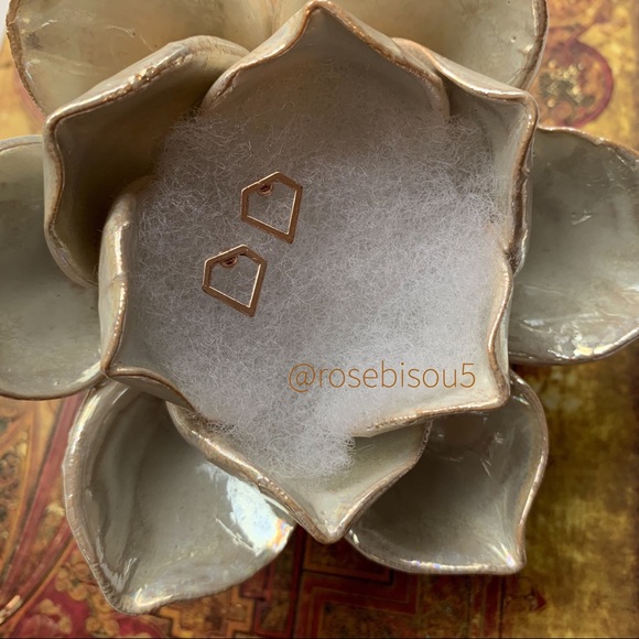 💎🆕Geometric Diamond Rose Gold Heart Studs - Picture 7 of 8